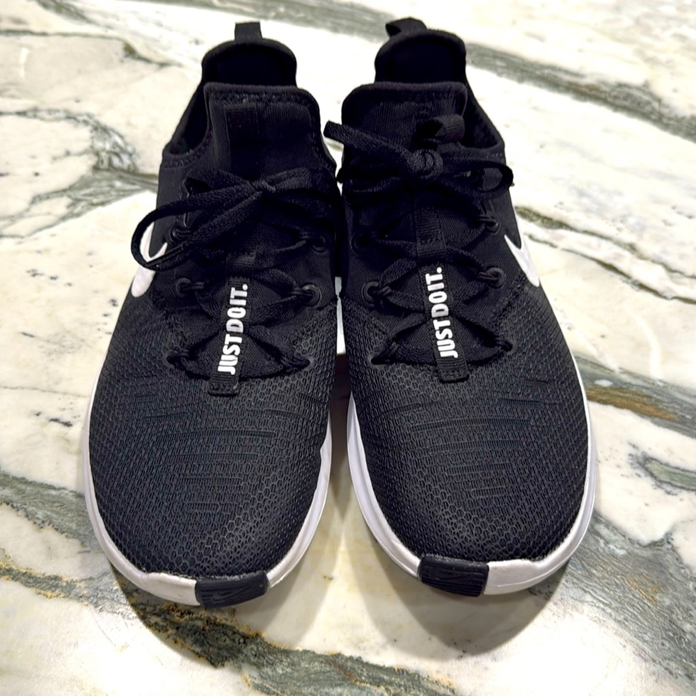 Nike free black sneakers size 7.5 women’s like new